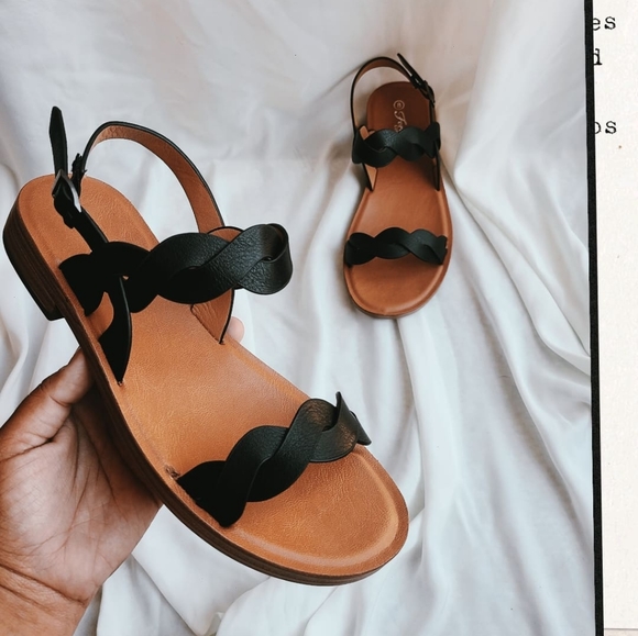 🚨FEW PAIRS LEFT// Black Sandal - Picture 4 of 5
